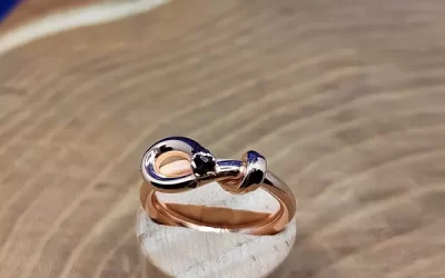 Anello nodo otto con granato
