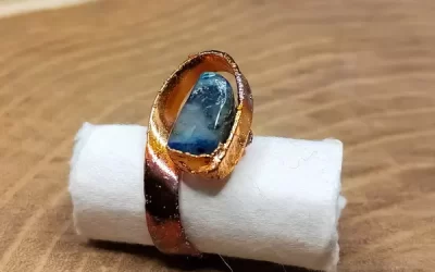 Anello con shattuckite largo
