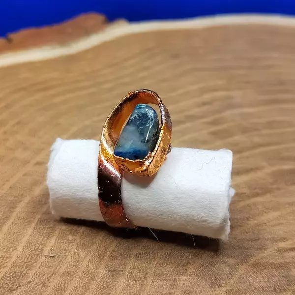 Anello elettroformato in rame con shattuckite centrale