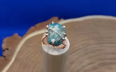 Anello con shattuckite incastonata