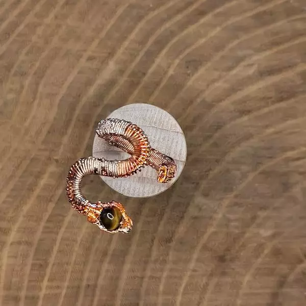 Anello serpentello con occhio di tigre
