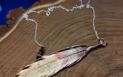 Collana piuma con occhio di tigre