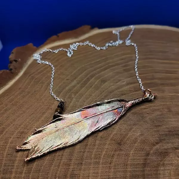 Collana piuma con occhio di tigre