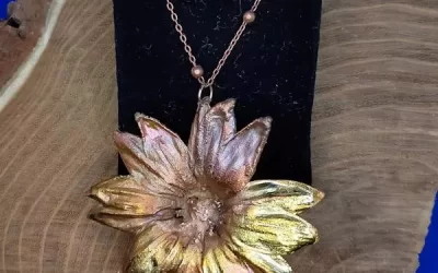 Collana margheritona riflessi dorati