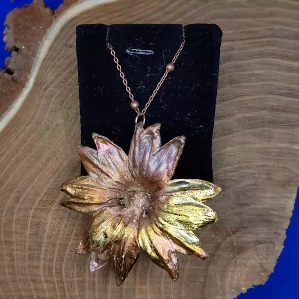 Collana margheritona riflessi dorati