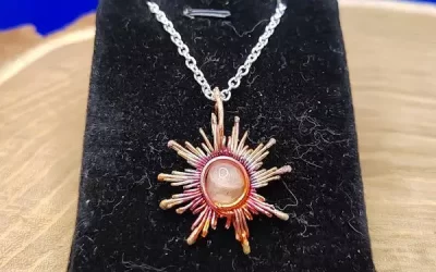Collana con ciondolo sole con pietra del sole