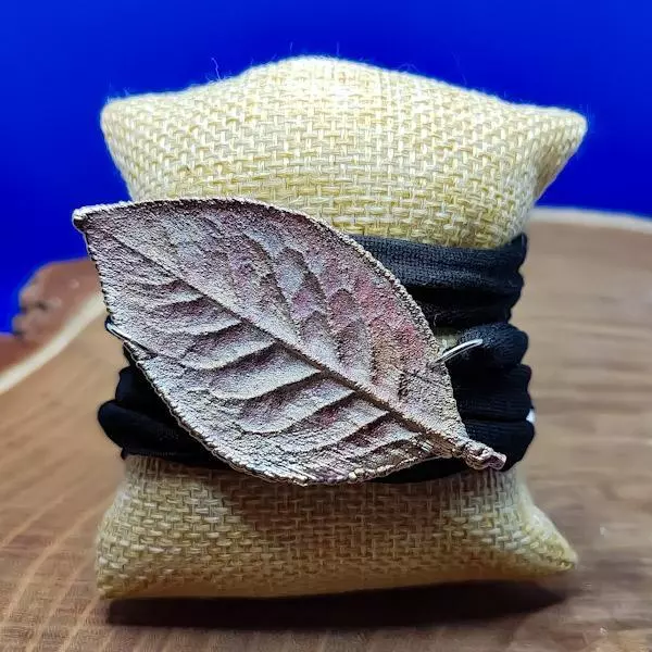 Bracciale con foglia di berretta del prete con fettuccia