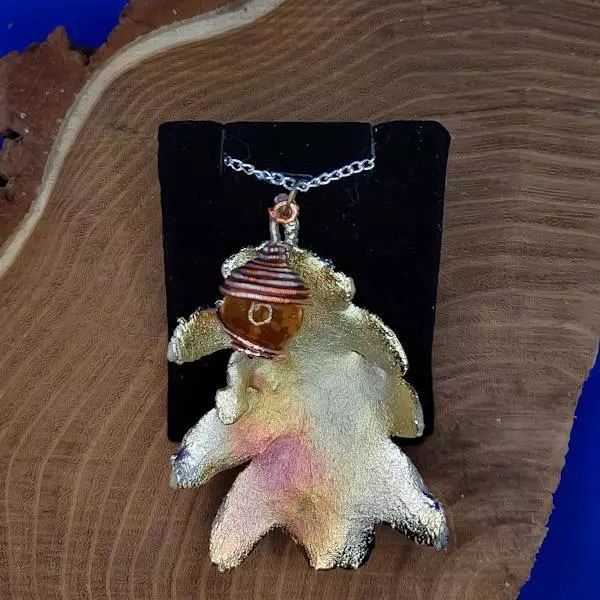 Collana foglia di quercia con pendente fluo