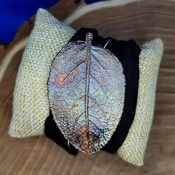 Bracciale con foglia di salvia e fettuccia