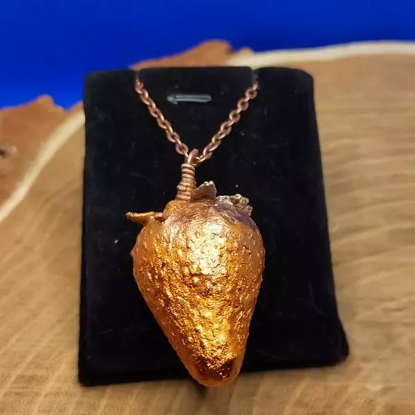 Collana con fragola elettroformata in rame
