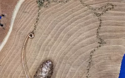 Collana semirigida con pigna