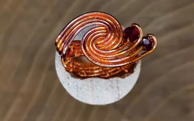 Anello intrecciato con 2 cristalli