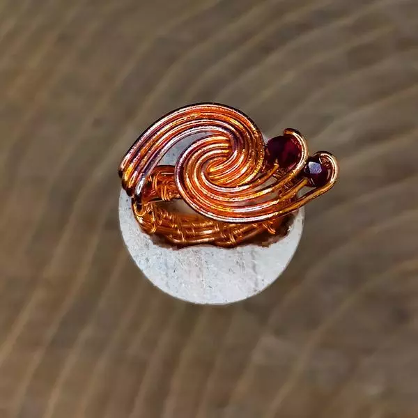 Anello con 2 cristalli rossi