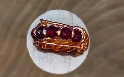 Anello con cristalli rossi