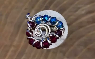 Anello con cristalli blu e rossi