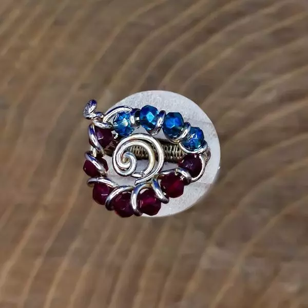 Anello con cristalli blu e rossi