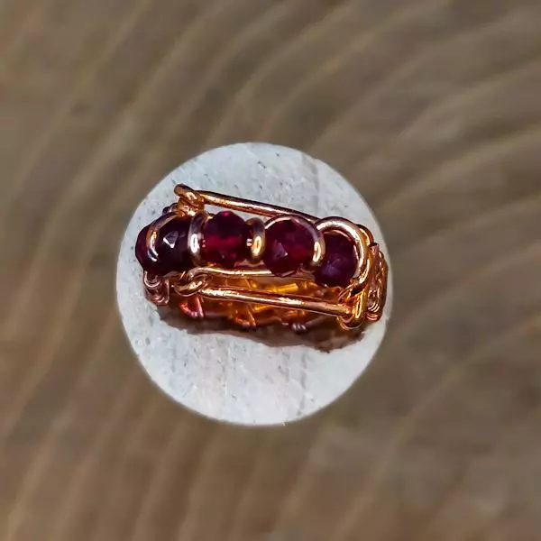 Anello con cristalli rossi