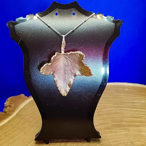 Collana con foglia di edera