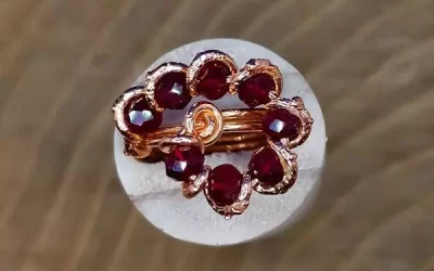 Anello spirale in cristalli rossi