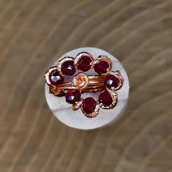 Anello spirale in cristalli rossi
