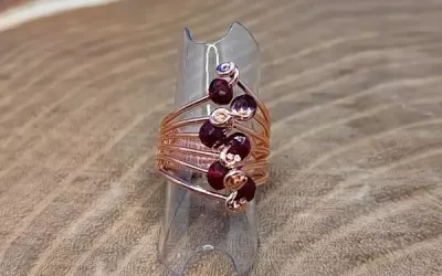 Anello intrecciato con cristalli rossi