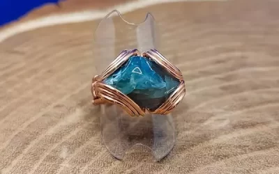 Anello intrecciato con shattuckite