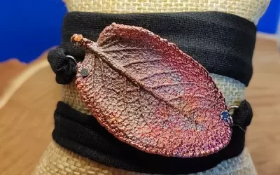 Bracciale con foglia di salvia e fettuccia