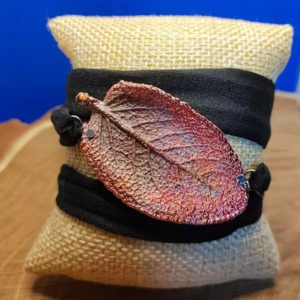 Bracciale con foglia di salvia e fettuccia