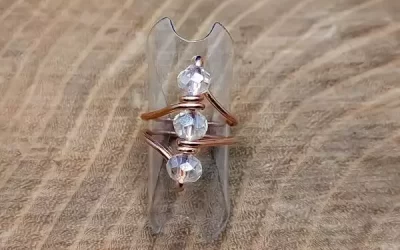 Anello con tris di cristalli trasparenti