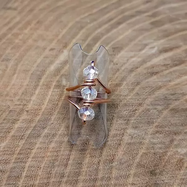 Anello con tris di cristalli trasparenti
