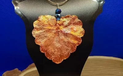 Foglia di edera terrestre con cristalli blu