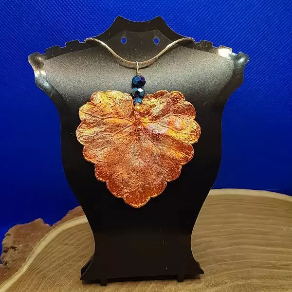 Edera terrestre con cristalli blu
