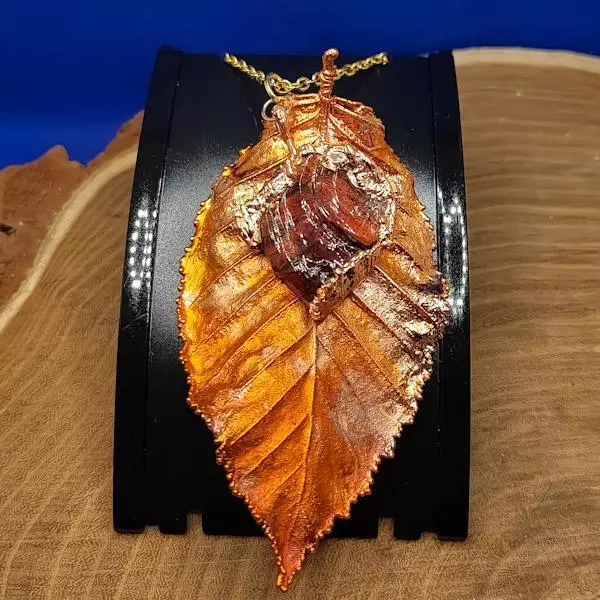 Foglia con pendente in ossidiana viola grezza