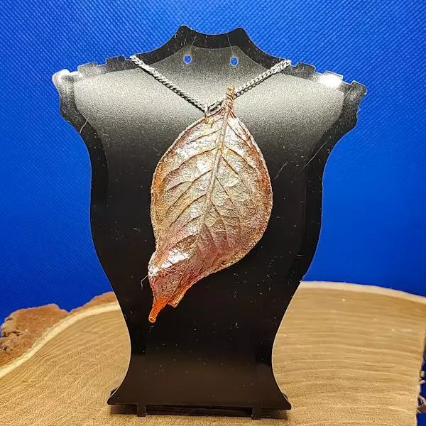 Collana con foglia di berretta del prete