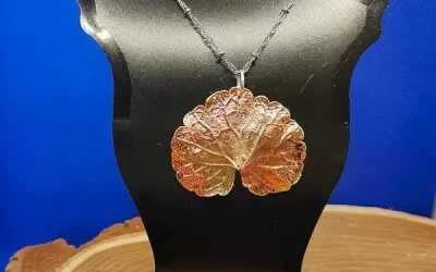 Collana con foglia di edera terrestre