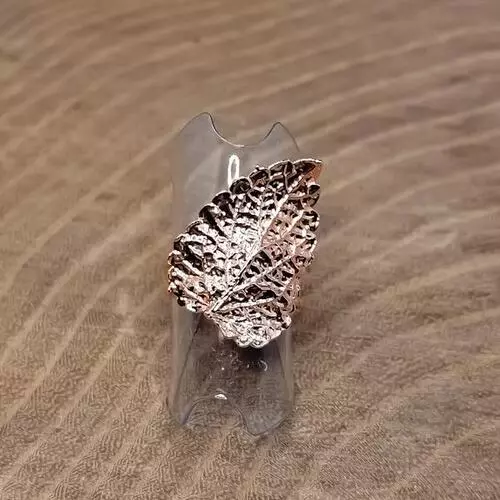 Anello con foglia di melissa elettroformata