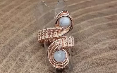 Anello in rame intrecciato con pietra di luna