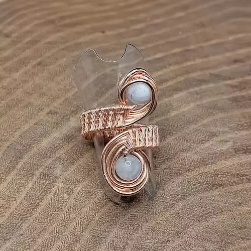 Anello in rame intrecciato con pietra di luna
