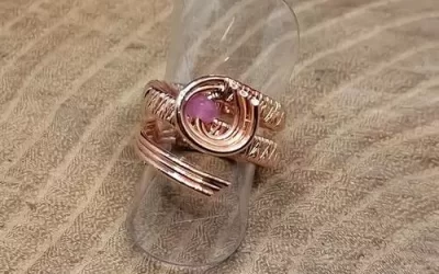 Anello in rame intrecciato con rubino grezzo