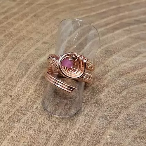 Anello in rame intrecciato con rubino grezzo