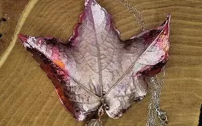 Foglia di edera con pendente in eliotropio