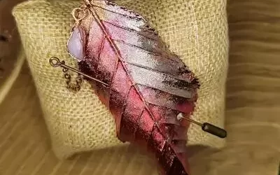 Spillone foglia con pendente in kunzite